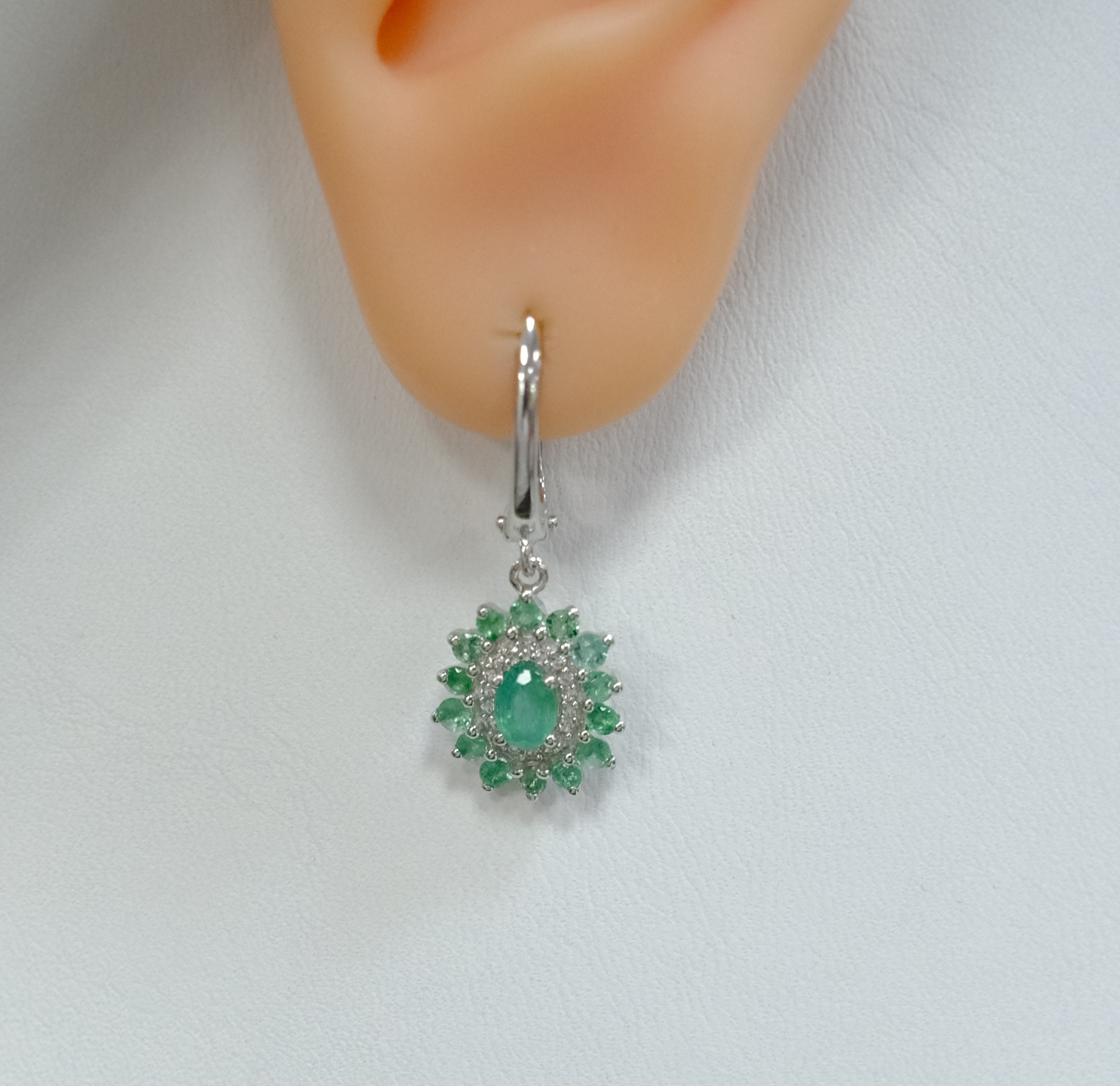 Серебряные серьги с изумрудами